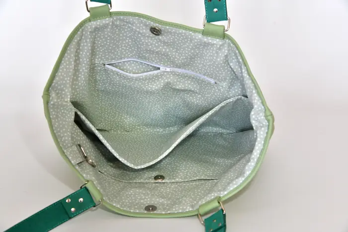 Ledertasche, Sarah S aus kräftig weichem Rindsleder in mint und Schultergurten aus Dickelder, Unikat, hergestellt auf La Palma, Kanarische Inseln, Spanien, Europa