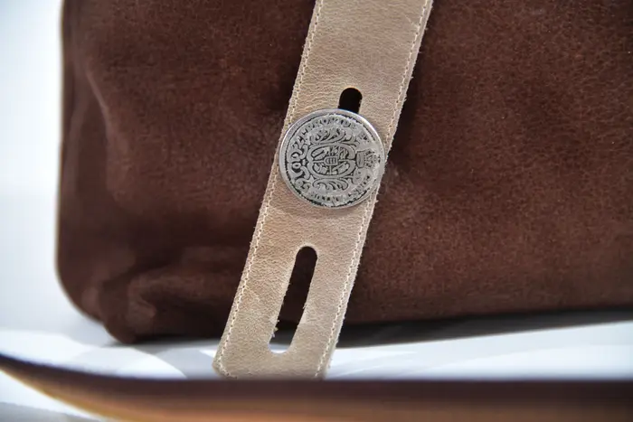 Ledertasche, Sam blando M aus geschliffenem Nubuckleder in mittelbraun, Unikat, hergestellt auf La Palma, Kanarische Inseln, Spanien, Europa
