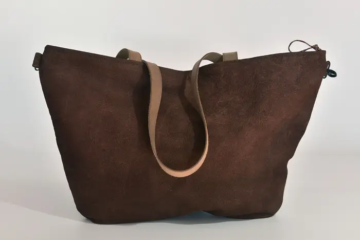 Ledertasche, Sarah M aus geschliffenem Nubuk-Wasserbüffelleder in mittelbraun und Schultergurten aus Dickelder, Unikat, hergestellt auf La Palma, Kanarische Inseln, Spanien, Europa