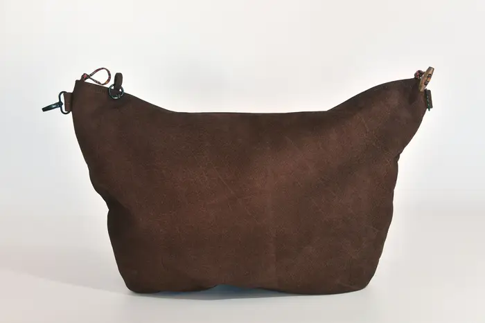 Ledertasche, Sarah M aus geschliffenem Nubuk-Wasserbüffelleder in mittelbraun und Schultergurten aus Dickelder, Unikat, hergestellt auf La Palma, Kanarische Inseln, Spanien, Europa