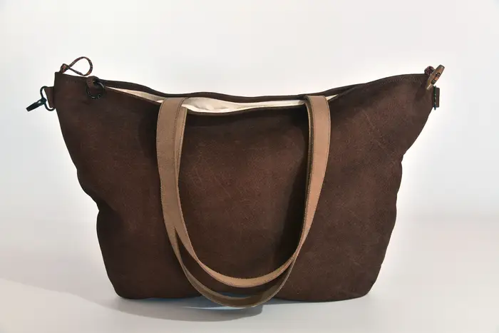 Ledertasche, Sarah M aus geschliffenem Nubuk-Wasserbüffelleder in mittelbraun und Schultergurten aus Dickelder, Unikat, hergestellt auf La Palma, Kanarische Inseln, Spanien, Europa
