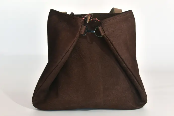 Ledertasche, Sarah M aus geschliffenem Nubuk-Wasserbüffelleder in mittelbraun und Schultergurten aus Dickelder, Unikat, hergestellt auf La Palma, Kanarische Inseln, Spanien, Europa