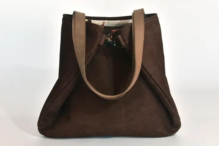 Ledertasche, Sarah M aus geschliffenem Nubuk-Wasserbüffelleder in mittelbraun und Schultergurten aus Dickelder, Unikat, hergestellt auf La Palma, Kanarische Inseln, Spanien, Europa