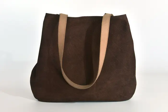 Ledertasche, Sarah M aus geschliffenem Nubuk-Wasserbüffelleder in mittelbraun und Schultergurten aus Dickelder, Unikat, hergestellt auf La Palma, Kanarische Inseln, Spanien, Europa