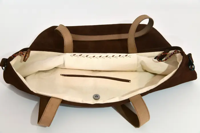 Ledertasche, Sarah M aus geschliffenem Nubuk-Wasserbüffelleder in mittelbraun und Schultergurten aus Dickelder, Unikat, hergestellt auf La Palma, Kanarische Inseln, Spanien, Europa