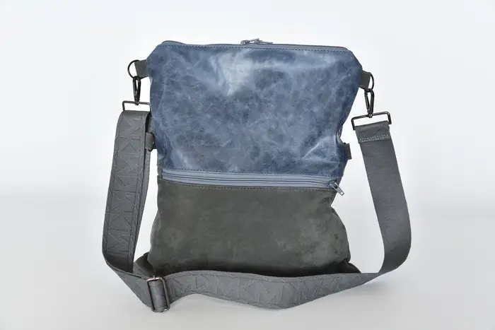 Ledertasche, Sam flex M aus nachtblauem Nubuk-Rindsleder und saphirfarbenem Nappaleder, Unikat, hergestellt auf La Palma, Kanarische Inseln, Spanien, Europa