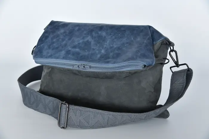 Sam flex M aus nachtblauem Nubuk-Rindsleder und saphirfarbenem Nappaleder