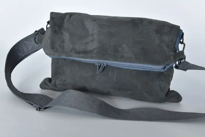 Sam flex M aus nachtblauem Nubuk-Rindsleder und saphirfarbenem Nappaleder