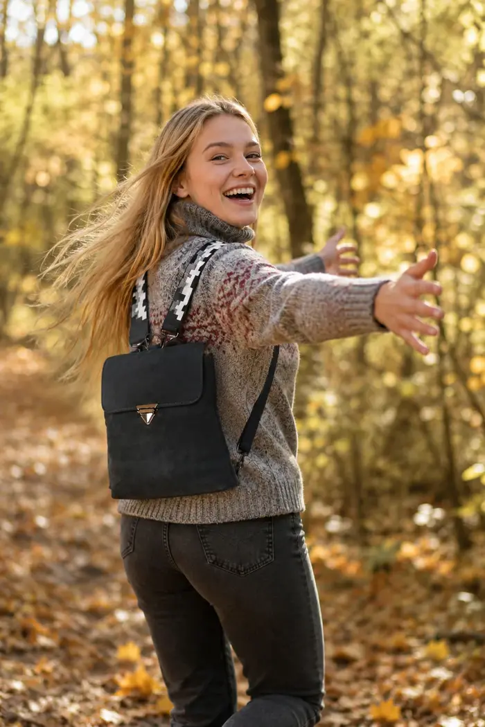 Ein älterer Mann freut sich über die geschenkte Ledertasche Modell Adrian flex M Art. 24099, ein Unikat von La Palma, Kanarische Inseln, Spanien, Europa