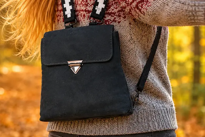 Frau trägt Ledertasche Modell Ainoha S Art. 25057