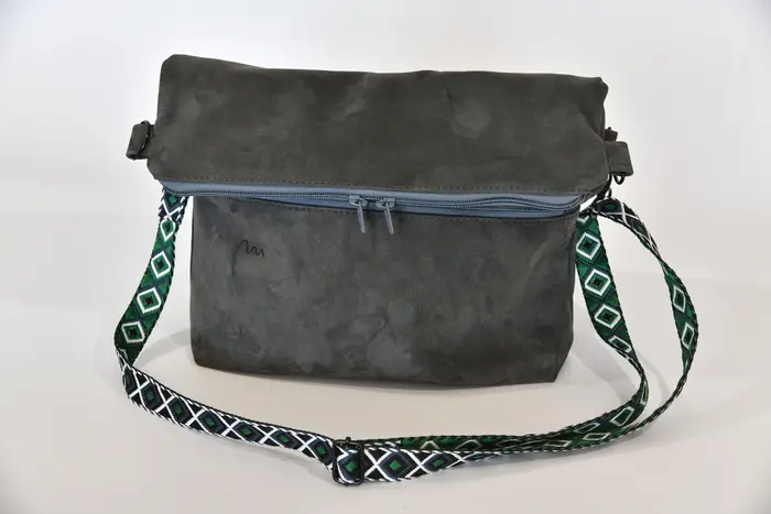 Ledertasche, Sam flex M aus nachtblauem Nubuk-Rindsleder, Unikat, hergestellt auf La Palma, Kanarische Inseln, Spanien, Europa