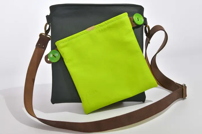 Ledertasche, Ben dia M aus neongrünem Nappa-Wasserbüffelleder und dunkelgrünem Nappaleder, Unikat, hergestellt auf La Palma, Kanarische Inseln, Spanien, Europa
