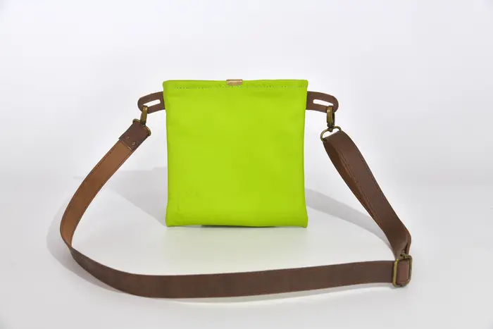 Ledertasche, Ben dia M aus neongrünem Nappa-Wasserbüffelleder und dunkelgrünem Nappaleder, Unikat, hergestellt auf La Palma, Kanarische Inseln, Spanien, Europa
