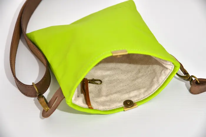 Ledertasche, Ben dia M aus neongrünem Nappa-Wasserbüffelleder und dunkelgrünem Nappaleder, Unikat, hergestellt auf La Palma, Kanarische Inseln, Spanien, Europa