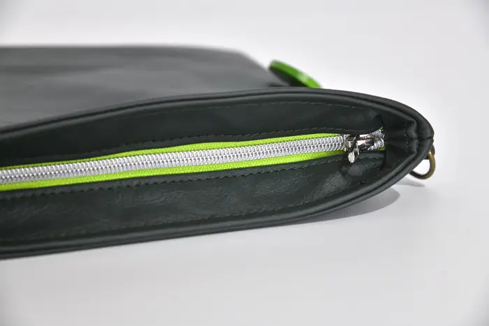 Ledertasche, Ben dia M aus neongrünem Nappa-Wasserbüffelleder und dunkelgrünem Nappaleder, Unikat, hergestellt auf La Palma, Kanarische Inseln, Spanien, Europa