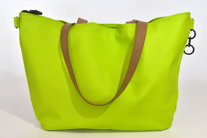 Ledertasche, Sarah M aus Nappa-Wasserbüffelleder in neongrün und Schultergurten aus Dickelder, Unikat, hergestellt auf La Palma, Kanarische Inseln, Spanien, Europa