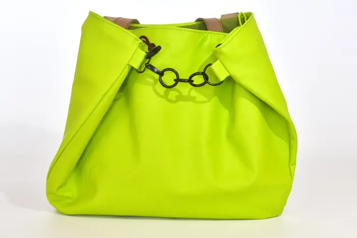 Ledertasche, Sarah M aus Nappa-Wasserbüffelleder in neongrün und Schultergurten aus Dickelder, Unikat, hergestellt auf La Palma, Kanarische Inseln, Spanien, Europa