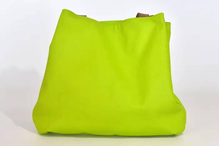 Ledertasche, Sarah M aus Nappa-Wasserbüffelleder in neongrün und Schultergurten aus Dickelder, Unikat, hergestellt auf La Palma, Kanarische Inseln, Spanien, Europa