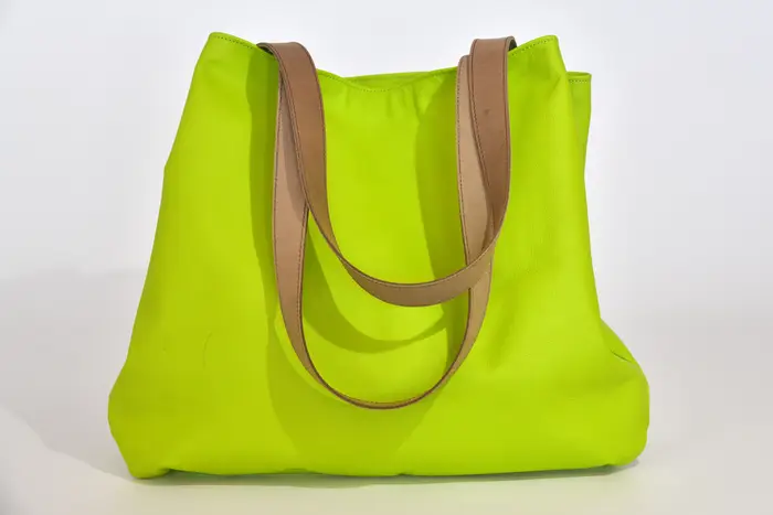 Ledertasche, Sarah M aus Nappa-Wasserbüffelleder in neongrün und Schultergurten aus Dickelder, Unikat, hergestellt auf La Palma, Kanarische Inseln, Spanien, Europa