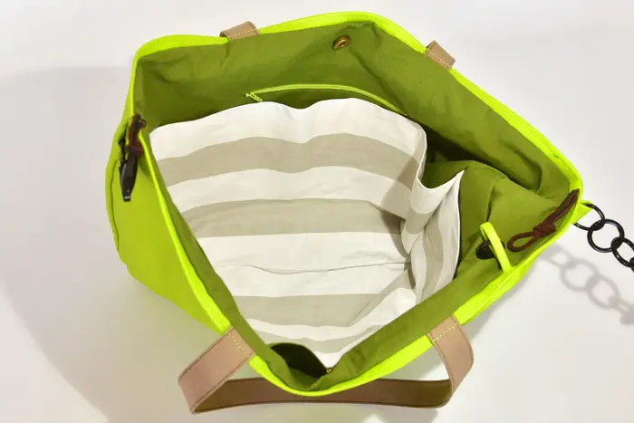 Ledertasche, Sarah M aus Nappa-Wasserbüffelleder in neongrün und Schultergurten aus Dickelder, Unikat, hergestellt auf La Palma, Kanarische Inseln, Spanien, Europa
