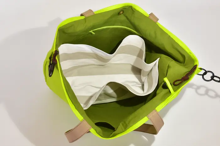 Ledertasche, Sarah M aus Nappa-Wasserbüffelleder in neongrün und Schultergurten aus Dickelder, Unikat, hergestellt auf La Palma, Kanarische Inseln, Spanien, Europa