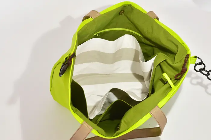 Ledertasche, Sarah M aus Nappa-Wasserbüffelleder in neongrün und Schultergurten aus Dickelder, Unikat, hergestellt auf La Palma, Kanarische Inseln, Spanien, Europa