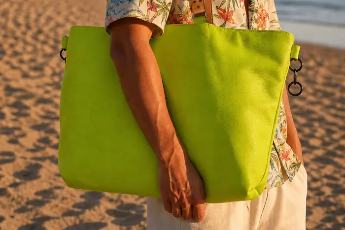 Mann trägt Ledertasche Modell Sarah M Art. 24037, Unikat, hergestellt auf La Palma, Kanarische Inseln, Spanien, Europa