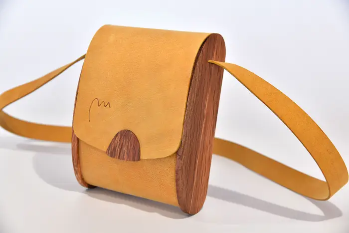 Ledertasche, Blago M aus PullUp-Wasserbüffel-Blankleder in ocker mit Zypressenholz aus La Palma, Unikat, hergestellt auf La Palma, Kanarische Inseln, Spanien, Europa