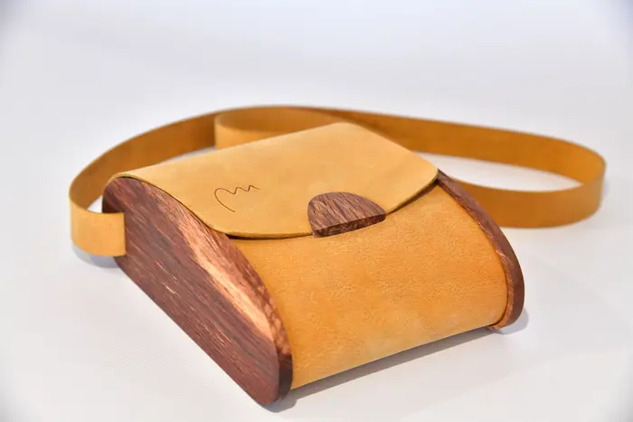 bolso de cuero, Blago M de búfalo de agua PullUp en ocre con madera de ciprés de La Palma, pieza única, fabricada en La Palma, Islas Canarias, España, Europa