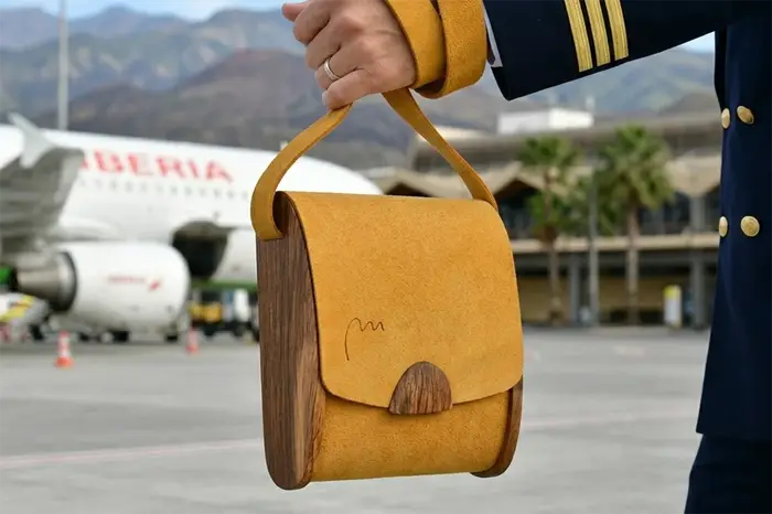 Frau trägt Ledertasche Modell Blago M Art. 25048, Unikat, hergestellt auf La Palma, Kanarische Inseln, Spanien, Europa