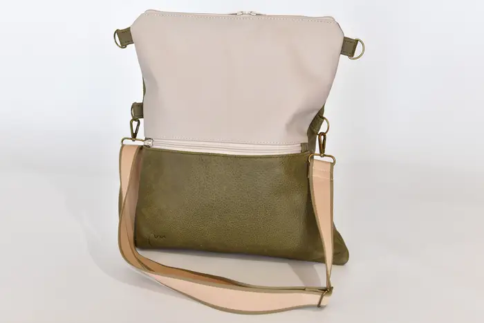 Ledertasche, Sam flex M aus vintage Wasserbüffelleder mit Wachsoberfläche in olivgrün und nappaleder aus Wasserbüffelleder in grau, Unikat, hergestellt auf La Palma, Kanarische Inseln, Spanien, Europa