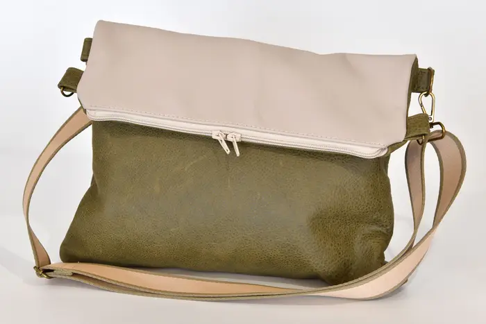 Ledertasche, Sam flex M aus vintage Wasserbüffelleder mit Wachsoberfläche in olivgrün und nappaleder aus Wasserbüffelleder in grau, Unikat, hergestellt auf La Palma, Kanarische Inseln, Spanien, Europa