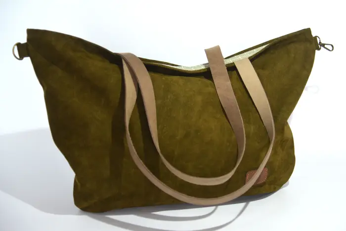 Ledertasche, Sarah M aus geschliffenem Nubuk-Wasserbüffelleder in olivgrün, Unikat, hergestellt auf La Palma, Kanarische Inseln, Spanien, Europa