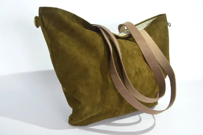 Ledertasche, Sarah M aus geschliffenem Nubuk-Wasserbüffelleder in olivgrün, Unikat, hergestellt auf La Palma, Kanarische Inseln, Spanien, Europa
