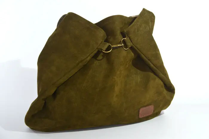 Ledertasche, Sarah M aus geschliffenem Nubuk-Wasserbüffelleder in olivgrün, Unikat, hergestellt auf La Palma, Kanarische Inseln, Spanien, Europa