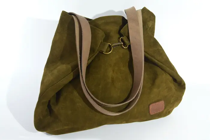 Ledertasche, Sarah M aus geschliffenem Nubuk-Wasserbüffelleder in olivgrün, Unikat, hergestellt auf La Palma, Kanarische Inseln, Spanien, Europa