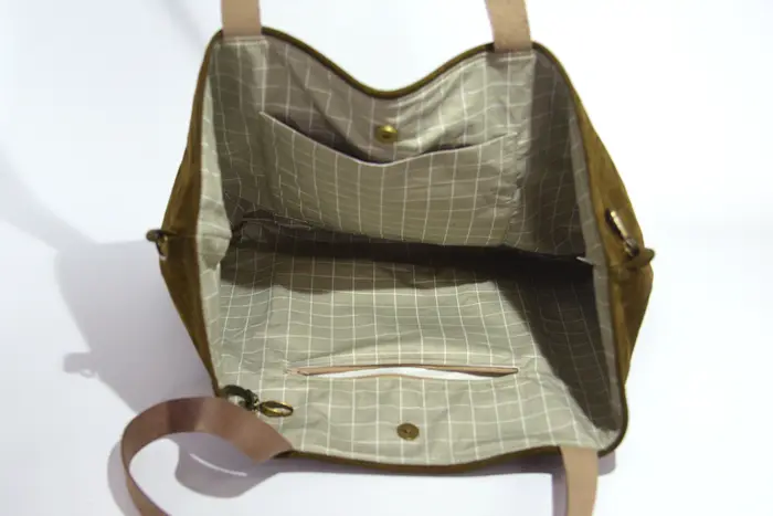 Ledertasche, Sarah M aus geschliffenem Nubuk-Wasserbüffelleder in olivgrün, Unikat, hergestellt auf La Palma, Kanarische Inseln, Spanien, Europa