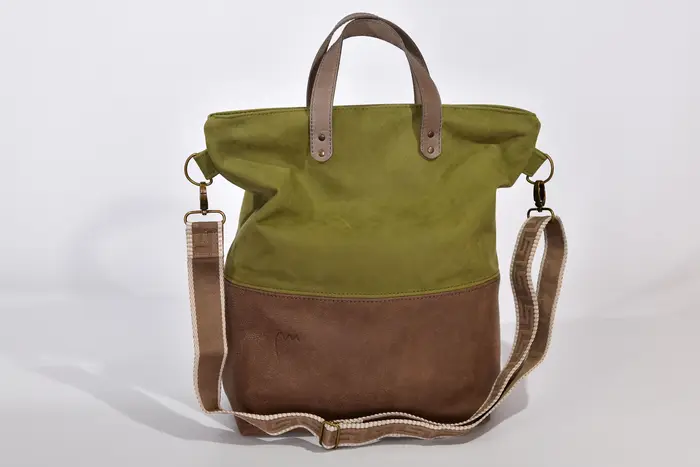 Ledertasche, Mira L aus feinem, weichem Nubuk-Rindsleder in olivgrün und weichem Nubuk Vintage-Wasserbüffelleder in kastanie, Unikat, hergestellt auf La Palma, Kanarische Inseln, Spanien, Europa