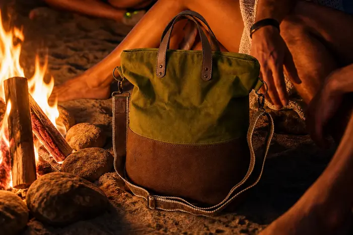 Frau trägt Ledertasche Modell Mira L Art. 26028, Unikat, hergestellt auf La Palma, Kanarische Inseln, Spanien, Europa