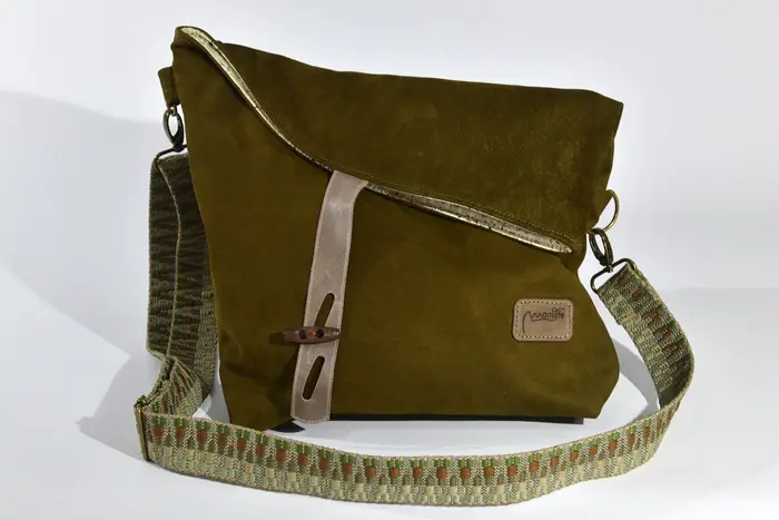 Ledertasche, Sam blando M aus geschliffenem Nubuckleder in olivgrün, Unikat, hergestellt auf La Palma, Kanarische Inseln, Spanien, Europa