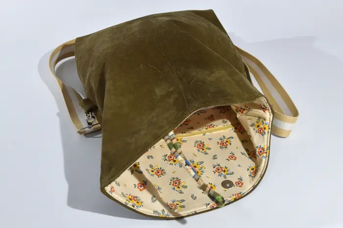 Ledertasche, Sam blando M aus geschliffenem Nubuckleder in olivgrün, Unikat, hergestellt auf La Palma, Kanarische Inseln, Spanien, Europa