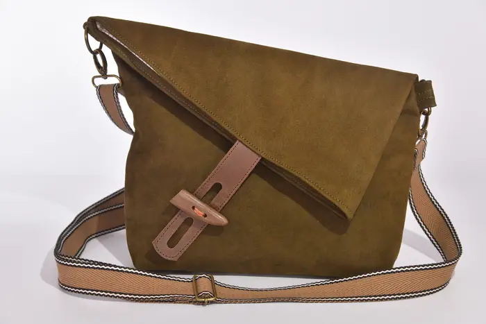 Ledertasche, Sam dia M aus geschliffenem Nubuk-Wasserbüffelleder in olivgrün, Unikat, hergestellt auf La Palma, Kanarische Inseln, Spanien, Europa
