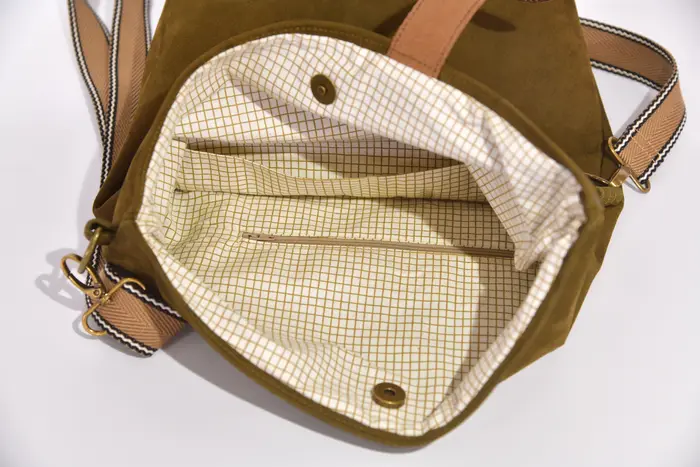 Ledertasche, Sam dia M aus geschliffenem Nubuk-Wasserbüffelleder in olivgrün, Unikat, hergestellt auf La Palma, Kanarische Inseln, Spanien, Europa