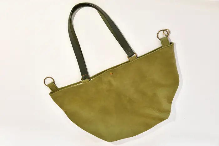 bolso de cuero, Sarah playa L en cuero nobuk de vaca fino y suave en verde oliva, pieza única, fabricada en La Palma, Islas Canarias, España, Europa