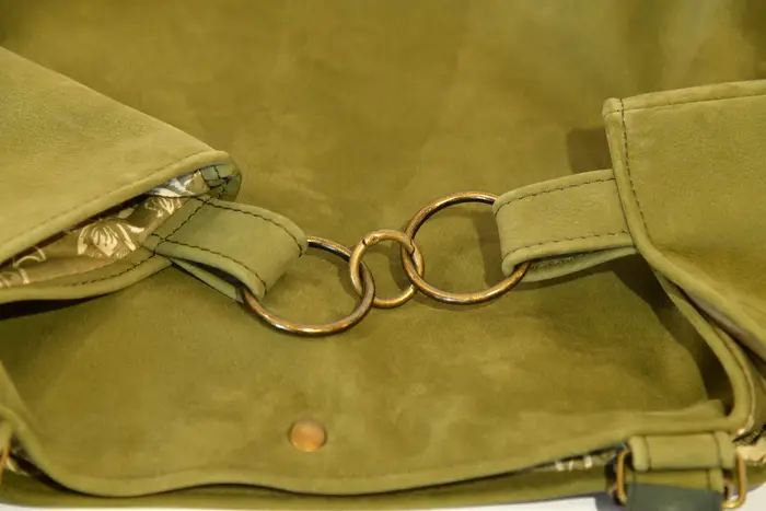 bolso de cuero, Sarah playa L en cuero nobuk de vaca fino y suave en verde oliva, pieza única, fabricada en La Palma, Islas Canarias, España, Europa