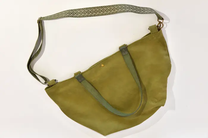 bolso de cuero, Sarah playa L en cuero nobuk de vaca fino y suave en verde oliva, pieza única, fabricada en La Palma, Islas Canarias, España, Europa