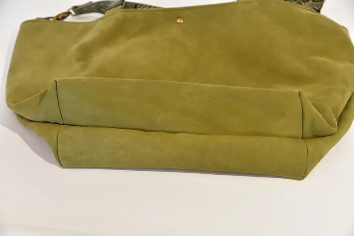 bolso de cuero, Sarah playa L en cuero nobuk de vaca fino y suave en verde oliva, pieza única, fabricada en La Palma, Islas Canarias, España, Europa