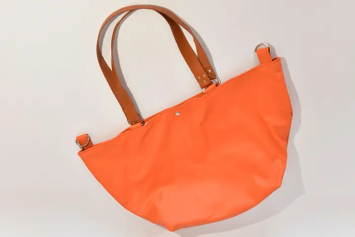 bolso de cuero, Sarah playa L de cuero napa de vaca en color naranja, pieza única, fabricada en La Palma, Islas Canarias, España, Europa