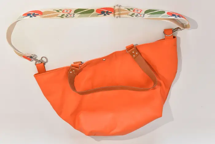 bolso de cuero, Sarah playa L de cuero napa de vaca en color naranja, pieza única, fabricada en La Palma, Islas Canarias, España, Europa