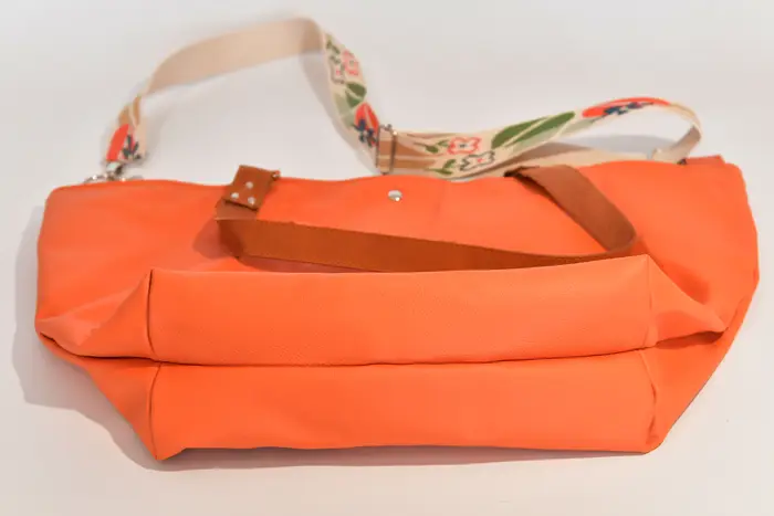bolso de cuero, Sarah playa L de cuero napa de vaca en color naranja, pieza única, fabricada en La Palma, Islas Canarias, España, Europa
